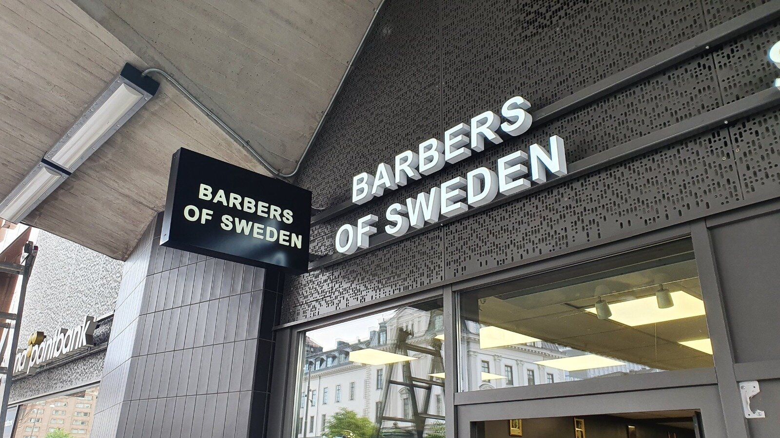 3D-bokstäver i vit akryl för Barbers of Sweden